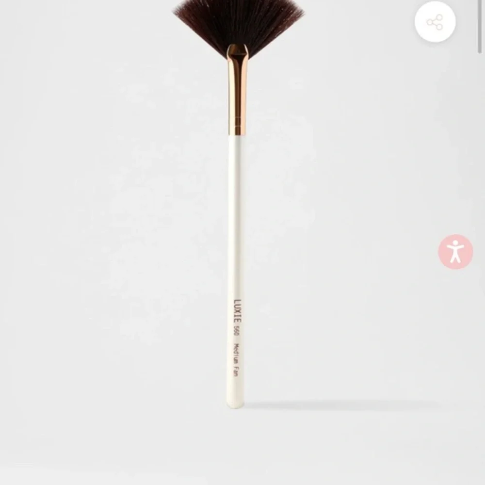 LUXIE 560 MEDIUM FAN BRUSH FLAWLESS BRAND NEW